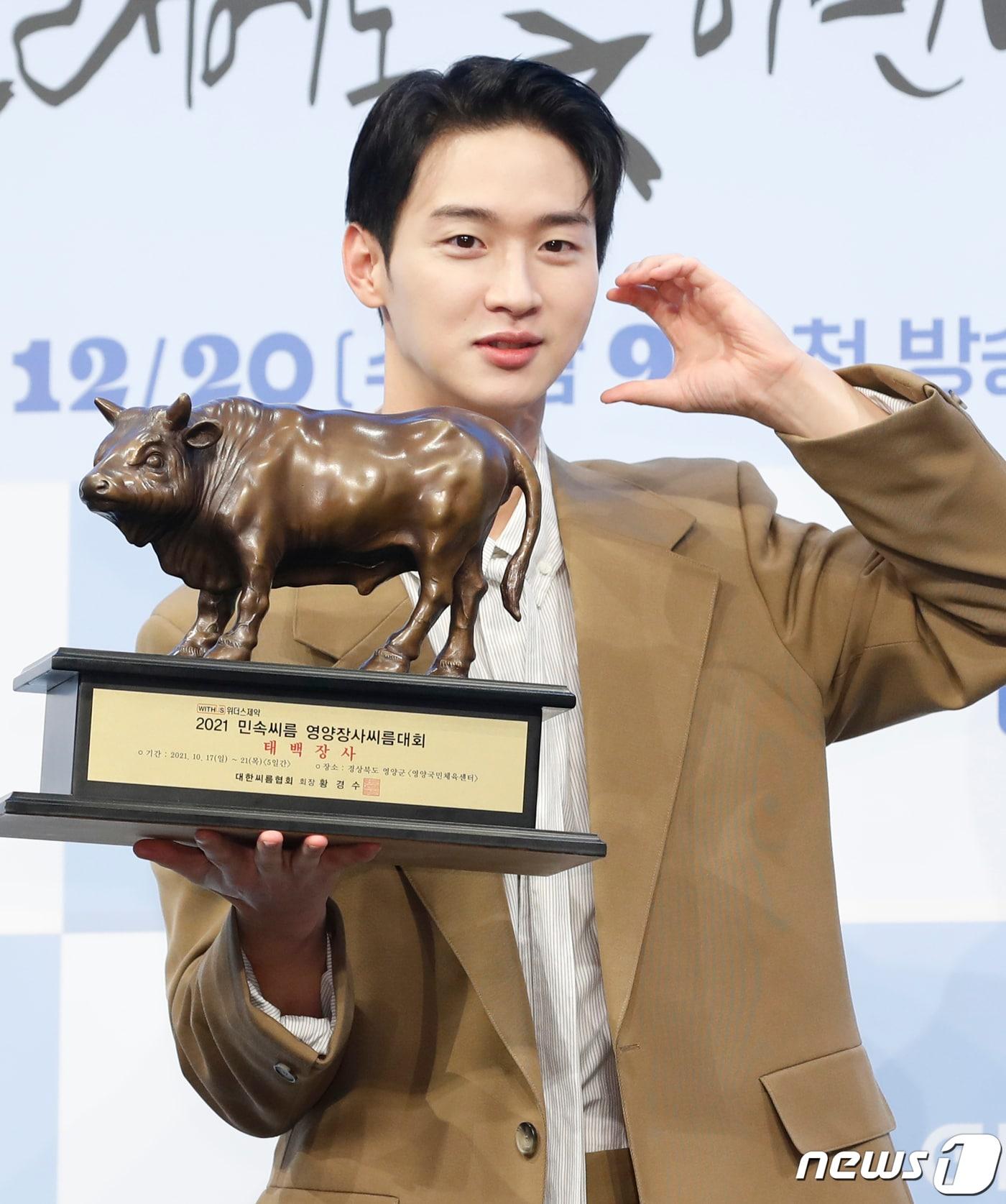 본문 이미지 - 배우 장동윤이 20일 오후 서울 신도림동 디큐브시티 더세인트에서 진행된 ENA 수목드라마 '모래에도 꽃이 핀다' 제작발표회에서 포즈를 취하고 있다. '모래에도 꽃이 핀다'는 20년째 떡잎인 씨름 신동 김백두(장동윤 분)와 소싯적 골목대장 오유경(이주명 분)이 다시 만나며 벌어지는 청춘 성장 로맨스다. 2023.12.20/뉴스1 ⓒ News1 권현진 기자