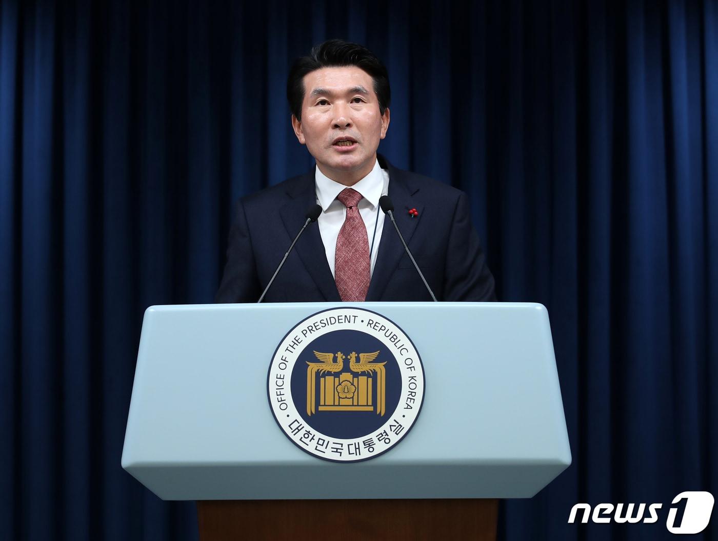 본문 이미지 - 황상무 시민사회수석이 20일 용산 대통령실 청사 브리핑룸에서 국민제안 정책화 과제 관련 브리핑을 하고 있다. 2023.12.20/뉴스1 ⓒ News1 오대일 기자