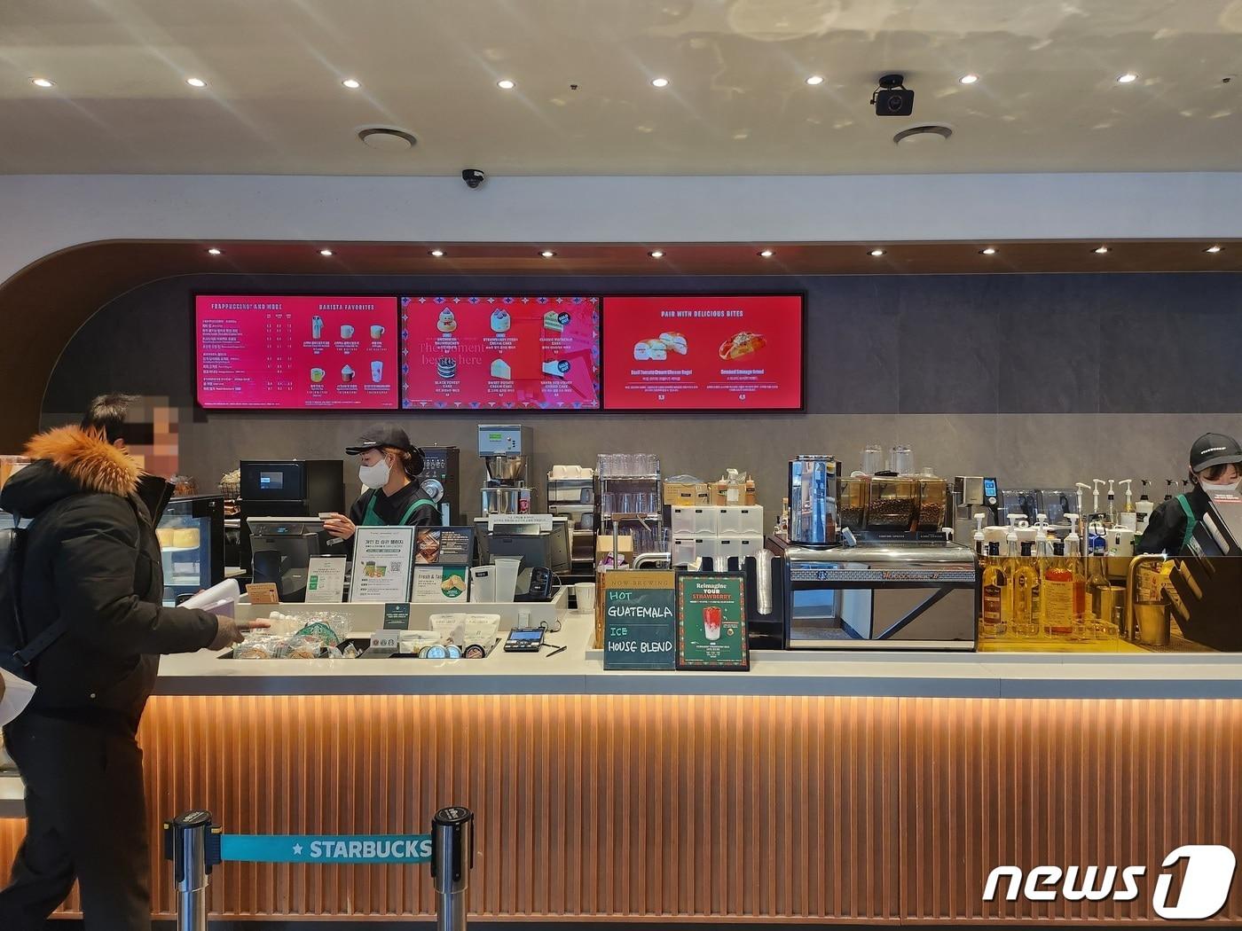 본문 이미지 - 20일 서울 종로구 한 스타벅스 매장.2023.12.20/뉴스1 ⓒ News1 이상학 기자 