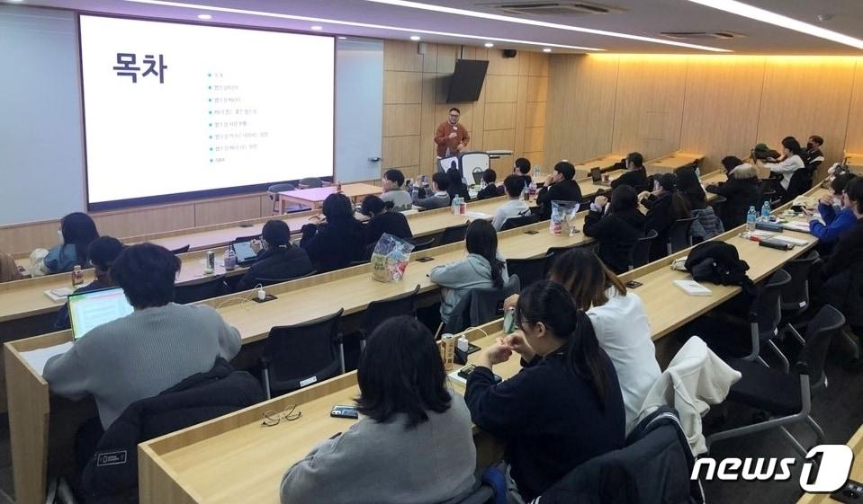본문 이미지 - 광주대학교가 2023 웹소설 작가 발굴을 위한 전문가 초청 강연회를 열고 있다.(광주대 제공)2023.12.20./뉴스1