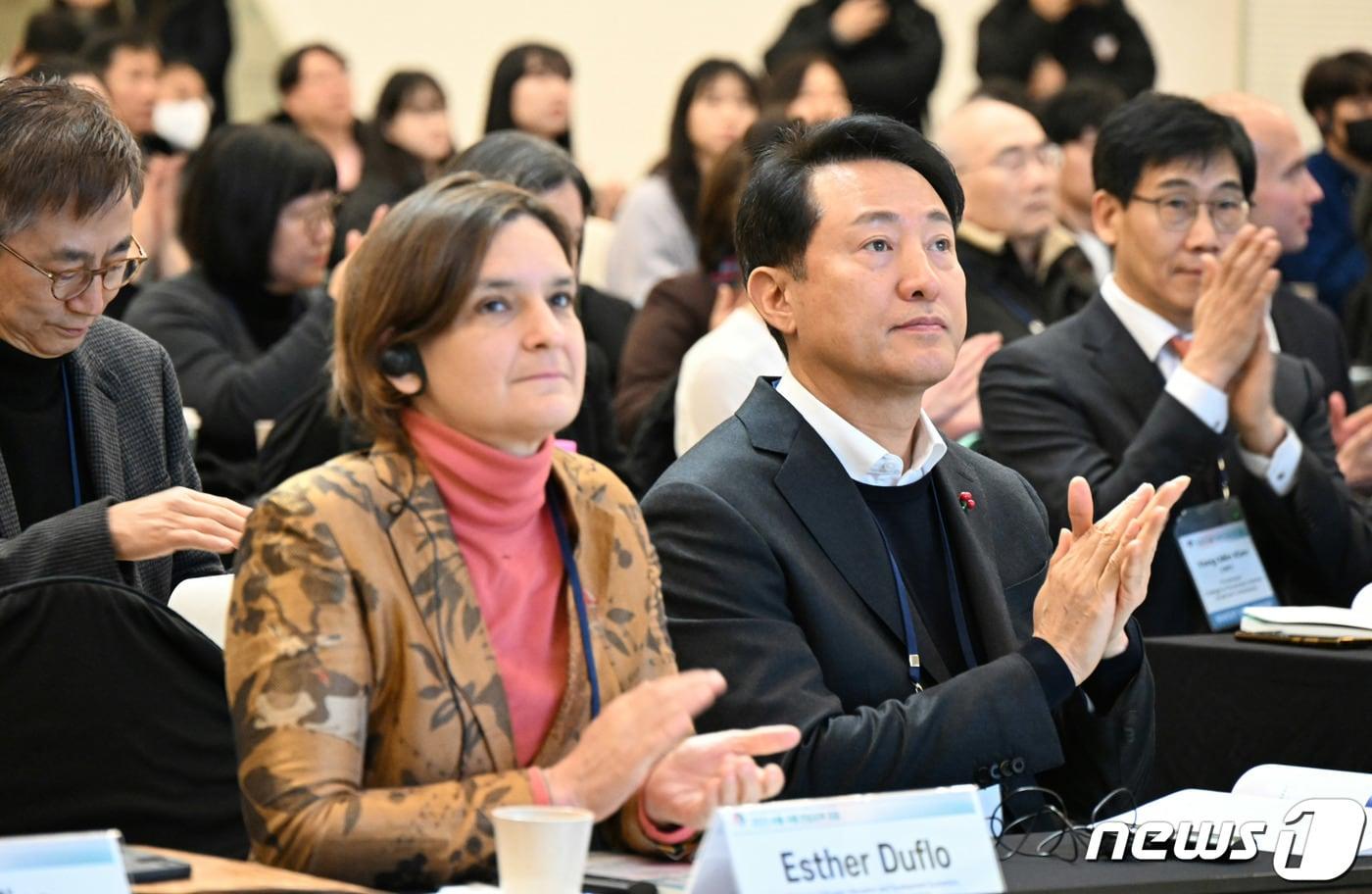 본문 이미지 - 오세훈 서울시장과 2019년 노벨경제학상을 수상한 에스테르 뒤플로 매사추세츠공과대(MIT) 교수가 지난해 12월20일 서울 중구 동대문디자인플라자(DDP)에서 열린 ‘2023 서울 국제 안심소득 포럼’ 개회식에서 박수를 치고 있다. (서울시 제공)