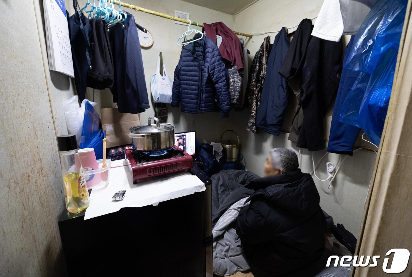 서울 용산구 동자동 쪽방촌에 거주하는 한 어르신이 두터운 외투를 입은채 추위를 이겨내고 있다. 2023.12.20/뉴스1 ⓒ News1 이재명 기자