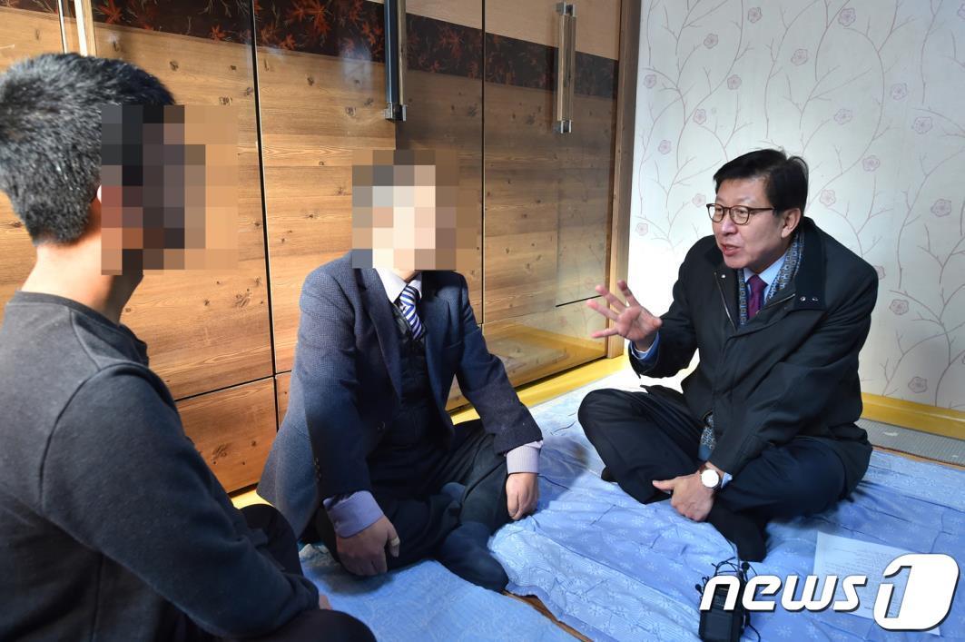 본문 이미지 - 박형준 부산시장이 20일 주거취약가구를 찾아 주민의 목소리를 듣고 있다(부산시청 제공)