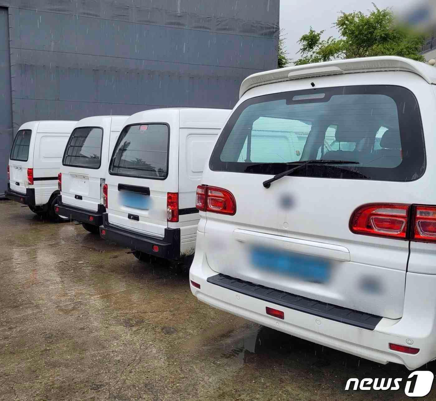 본문 이미지 - 전기차 구매 보조금 편취 목적으로 중국에서 수입한 미완성 자동차가 차고지에 주차돼 있다. (관악경찰서 제공)