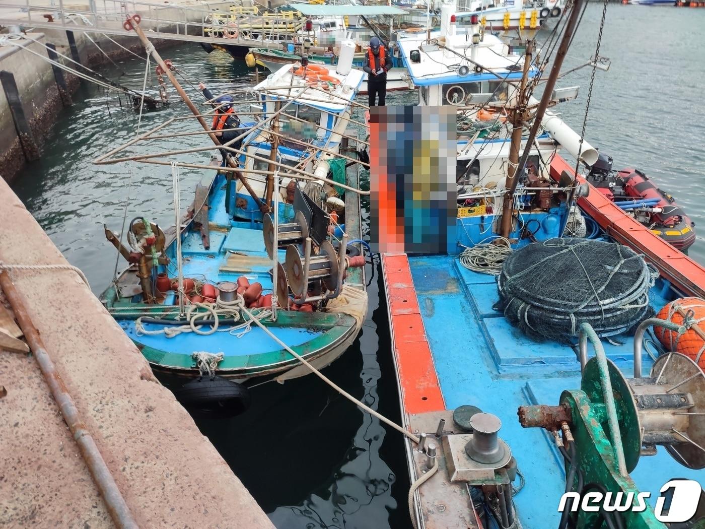 본문 이미지 - 20일 거제시 이수도 남서쪽 해상에서 조업 중이던 어선 2척이 충돌했다. 사진은 사고 선박 모습.(창원해경 제공)