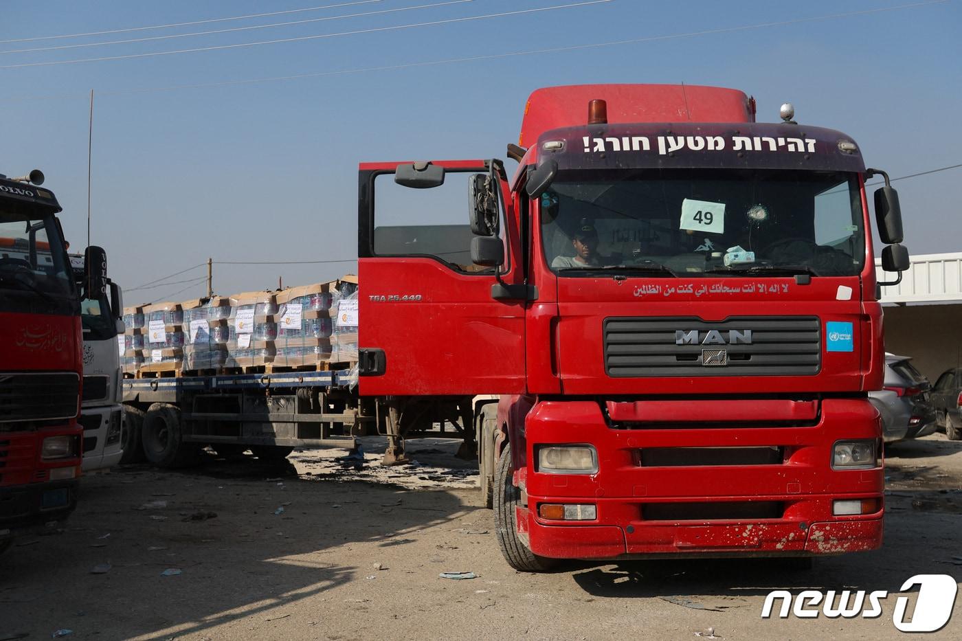 본문 이미지 - 이스라엘과 팔레스타인 무장정파 하마스 간 분쟁이 지속되는 가운데, 18일(현지시간) 가자지구 남부 라파 국경에 구호품을 실은 트럭이 대기하고 있다. ⓒ 로이터=뉴스1 ⓒ News1 이유진 기자