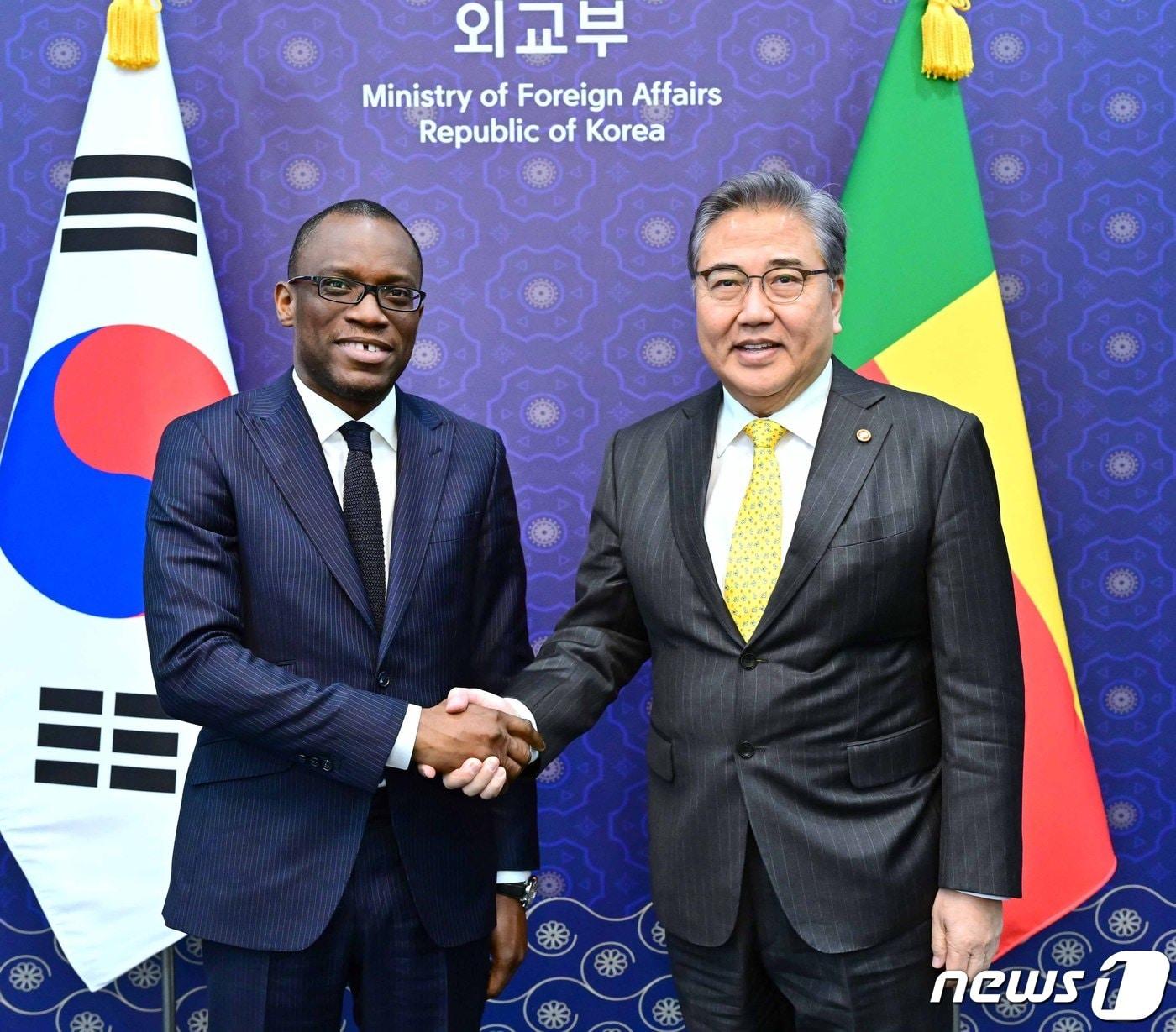 본문 이미지 - 박진 외교부 장관(오른쪽)과 올루쉐군 아자디 바카리 베냉 외교장관. (외교부 제공) 2023.12.20./뉴스1
