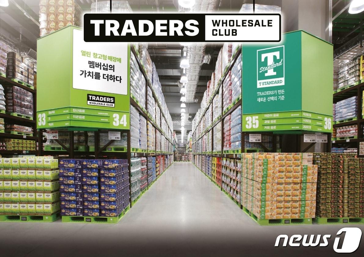 본문 이미지 - 트레이더스 홀 세일 클럽 수원화서점 내부.(이마트 제공)