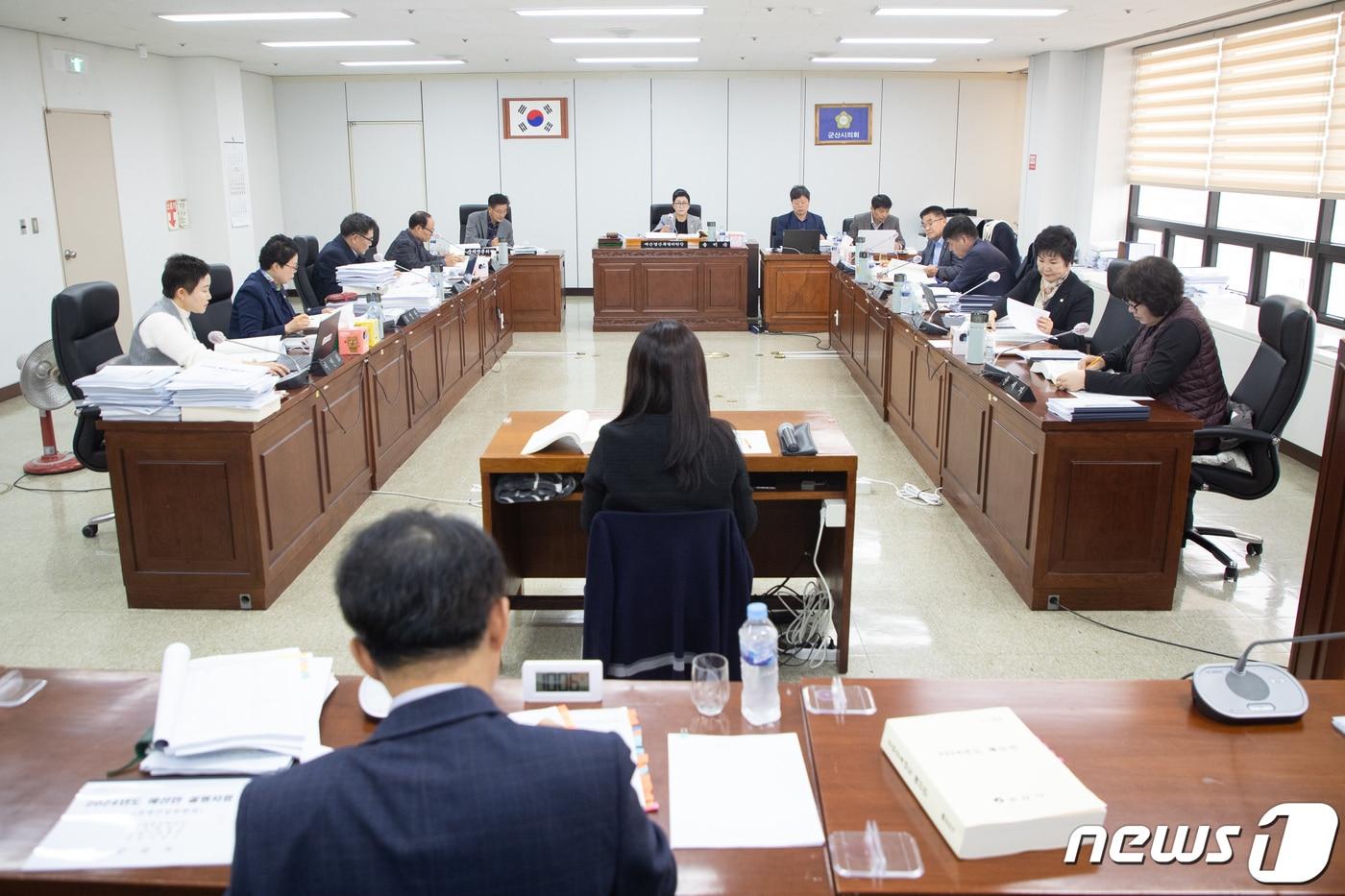 본문 이미지 - 군산시의회 예산결산특별위원회가 내년도 군산시 본예산을 심의하고 있다.2023.12.20/뉴스1