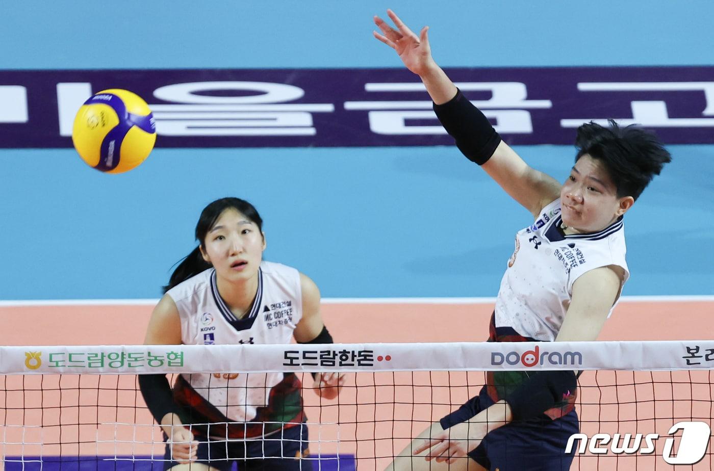 20일 오후 인천 삼산월드체육관에서 열린 여자프로배구 '2023-2024 도드람 V리그' 흥국생명과 현대건설의 경기에서 현대건설 위파위가 공격을 하고 있다. 2023.12.20/뉴스1 ⓒ News1 이재명 기자