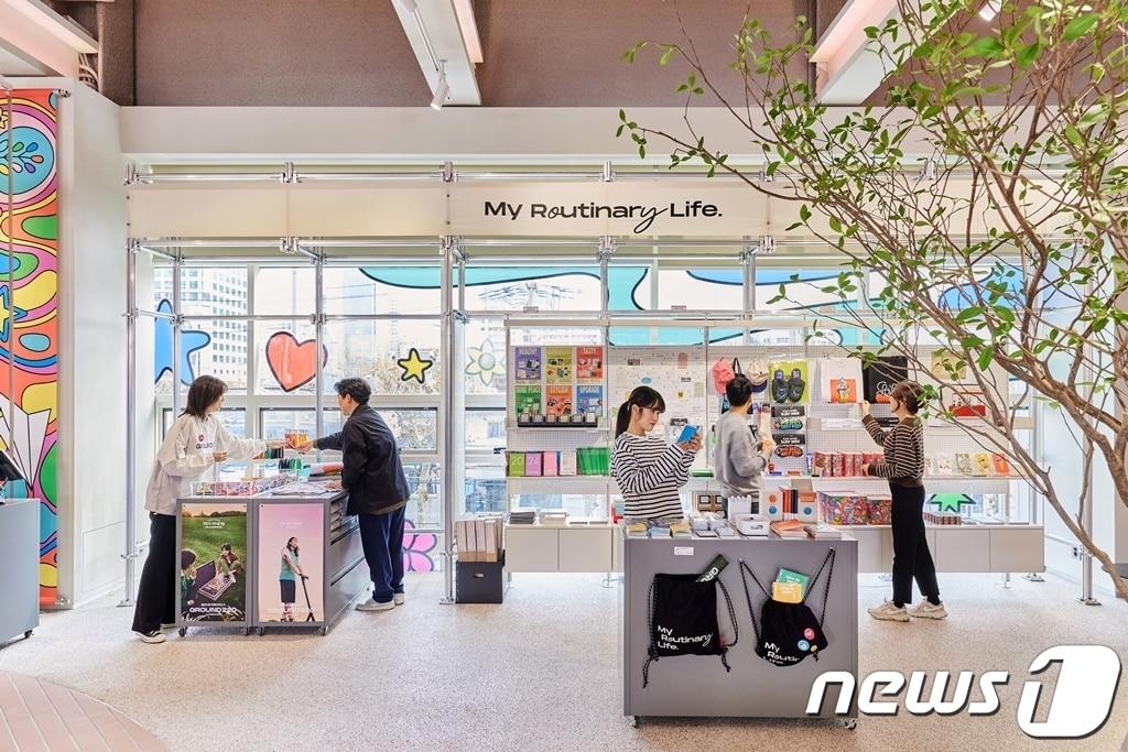 본문 이미지 -  LG전자의 Z세대를 위한 경험공간 '그라운드220'을 찾은 고객들이 굿즈 스튜디오에서 다양한 상품을 구경하고 있다. (LG전자 제공)