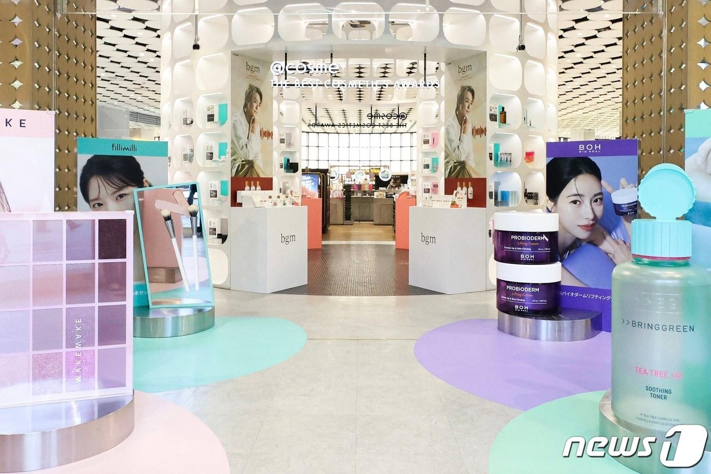 CJ올리브영(이하 올리브영)은 △바이오힐보 △웨이크메이크 △브링그린 △필리밀리가 26일까지 일본 최대 뷰티 편집숍 '앳코스메 도쿄'(@cosme TOKYO)에서 팝업 스토어를 운영한다.(올리브영제공)