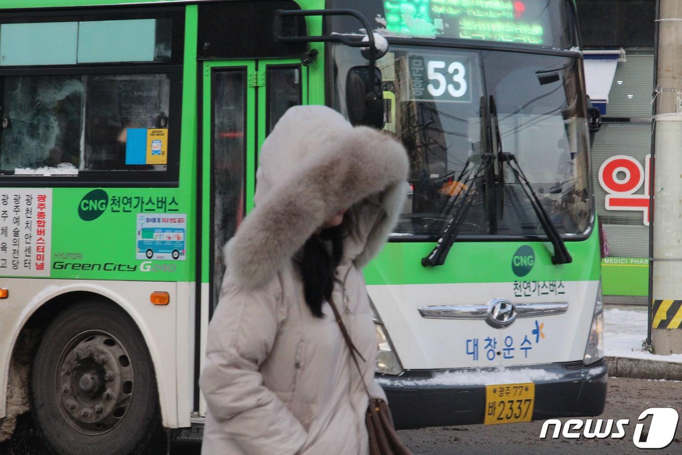 본문 이미지 - 광주·전남 대부분 지역에 대설특보가 발효되는 등 많은 눈이 예고된 21일 오전 광주 북구 오치동에서 한 시민이 패딩으로 중무장한 채 출근길 발걸음을 재촉하고 있다.2023.12.21/뉴스1 ⓒ News1 박지현 수습기자