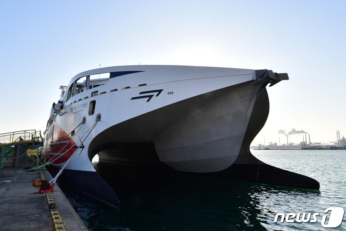 포항 여객선터미널에 포항~울릉 정기여객선인 &#39;엘도라도 익스프레스호&#39;가 정박해 있다. &#40;뉴스1 자료, 재판매 및 DB금지&#41;/뉴스1 ⓒ News1 최창호 기자