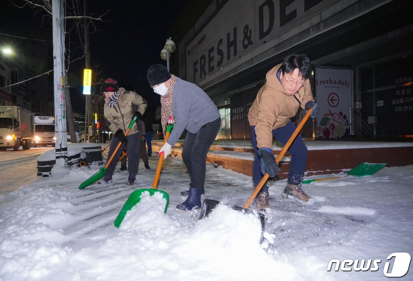 본문 이미지 - 강기정 광주시장이 지난해 12월 21일 오전 북구 문흥1동 일원에서 공무원, 주민들과 함께 내집 앞 눈치우기에 참여해 제설작업을 하고 있다.(광주시 제공)2023.12.21/뉴스1