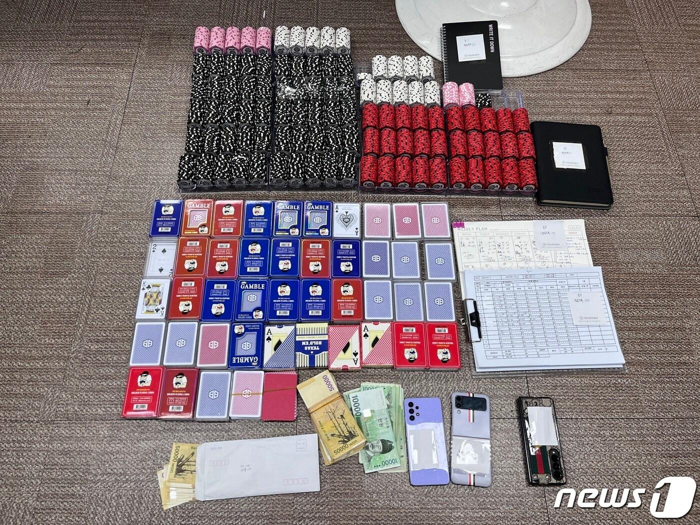 본문 이미지 - 인천 서부경찰서는 도박장소개설 등 혐의로 앱 개발자인 30대 남성 A씨와 홀덤펍 운영자인 30대 남성 2명을 각각 구속 송치했다. 사진은 불법 도박 현장 모습(인천경찰청 제공)2023.12.21/뉴스1 ⓒ News1 박아론 기자