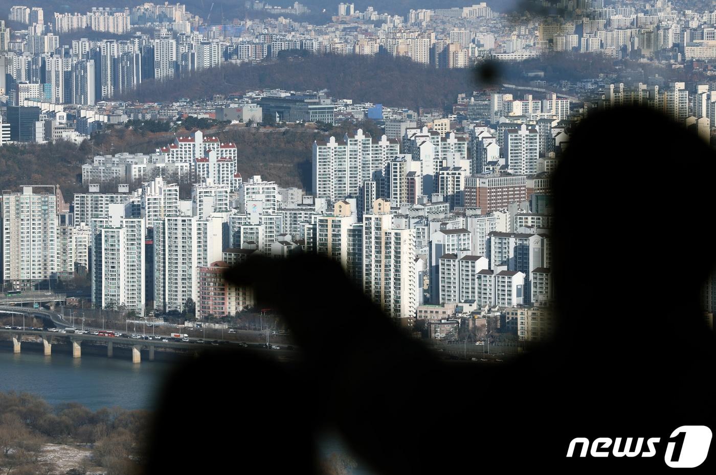 본문 이미지 - 서울 여의도 63스퀘어 전망대 63아트를 찾은 관람객들이 도심 아파트 단지를 바라보고 있다. 2023.12.21/뉴스1 ⓒ News1 박정호 기자