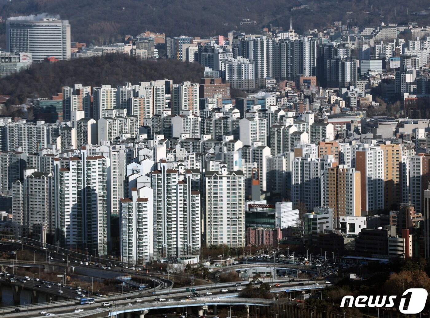 본문 이미지 - 21일 오전 서울 여의도 63스퀘어 전망대 63아트 유리창 너머로 도심 아파트 단지가 보이고 있다. 2023.12.21/뉴스1 ⓒ News1 박정호 기자