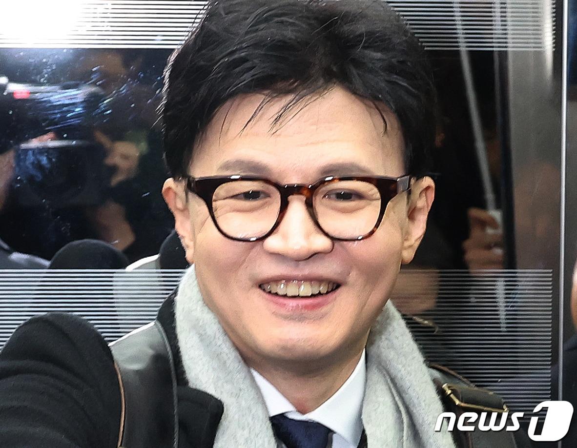 본문 이미지 - 한동훈 법무부 장관이 20일 서울 여의도 국회에서 예산결산특별위원회 전체회의에 참석하기 위해 승강기를 타고 있다. 2023.12.20/뉴스1