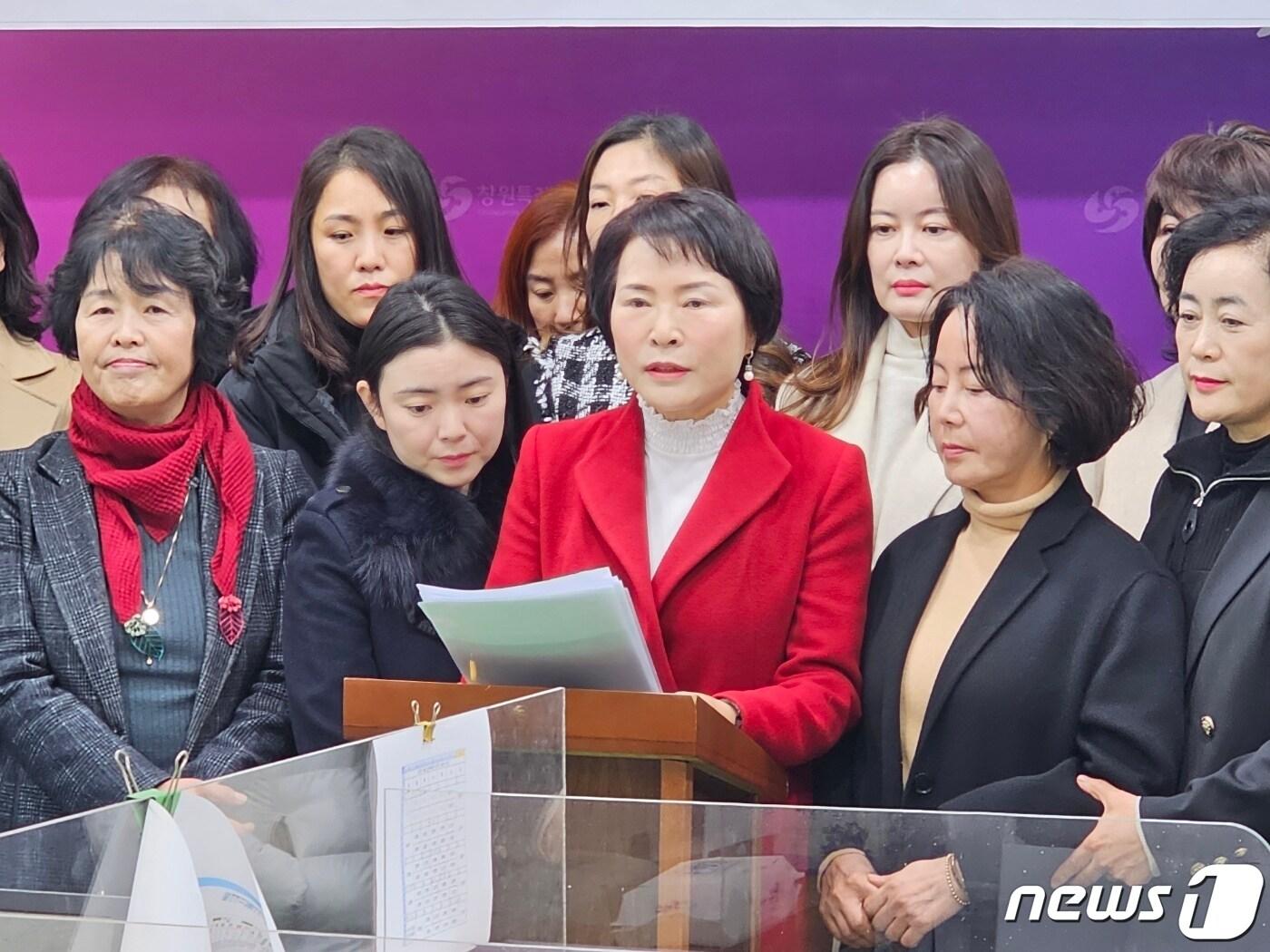 본문 이미지 - 조갑련 전 창원시의원이 21일 창원시청 프레스센터에서 내년 4월 10일 치러지는 총선에서 창원시 마산회원구 지역구 출마를 밝히고 있다. 2023.12.21 ⓒ 뉴스1 박민석 기자