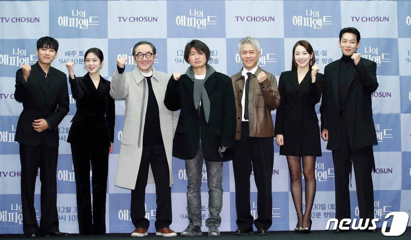 배우 손호준(왼쪽부터)과 장나라, 김홍파, 조수원 감독, 박호산, 소이현, 이기택이 21일 서울 마포구 스탠포드호텔코리아에서 열린 TV조선 새 주말 미니시리즈 '나의 해피엔드' 제작발표회에서 포즈를 취하고 있다. '나의 해피엔드'는 '진실이라 믿었던 것들이 깨진 뒤, 남은 것은 불행이었다' 진정한 나의 행복을 되찾기 위해 외면해왔던 나를 마주하는 한 여자의 처절한 분투기를 그렸다. 2023.12.21/뉴스1 ⓒ News1 권현진 기자