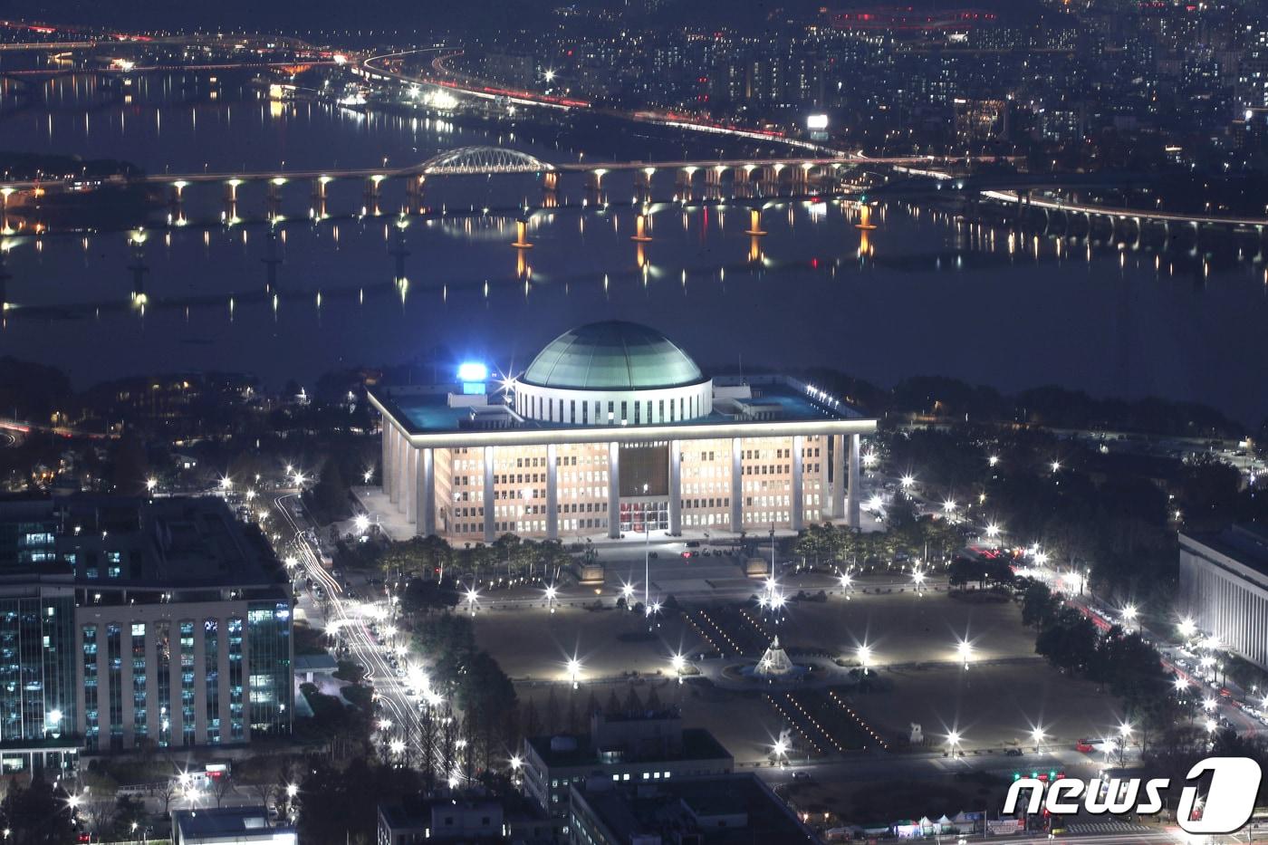 서울 여의도 전경련회관에 본 국회의사당 야경. 2023.12.27/뉴스1 ⓒ News1 임세영 기자