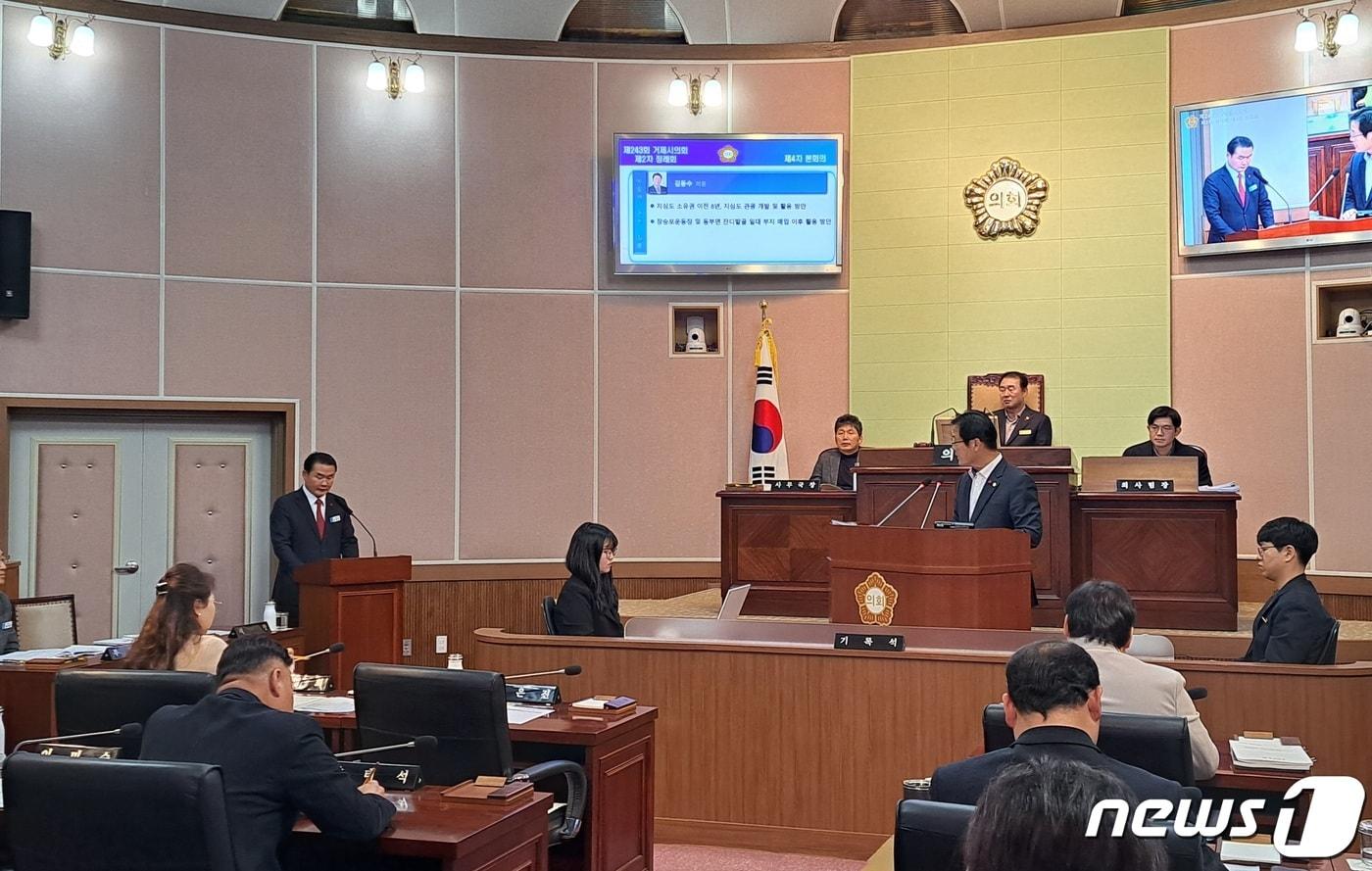 본문 이미지 - 21일 제243회 거제시의회 본회의 시정질문에서 김동수 시의원이 박종우 시장에게 지심도 관광 개발 및 활용 방안에 관한 질문을 하고 있다.2023.12.21/뉴스1 ⓒ News1 강미영 기자