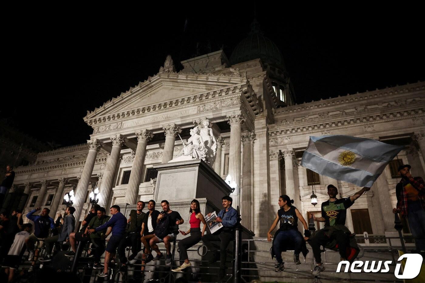 아르헨티나 부에노스아이레스 국회의사당 밖에서 시위대가 하비에르 밀레이 아르헨티나 신임 대통령의 경제개혁에 반대하는 시위를 벌이고 있다. 2023.12.21 ⓒ 로이터=뉴스1