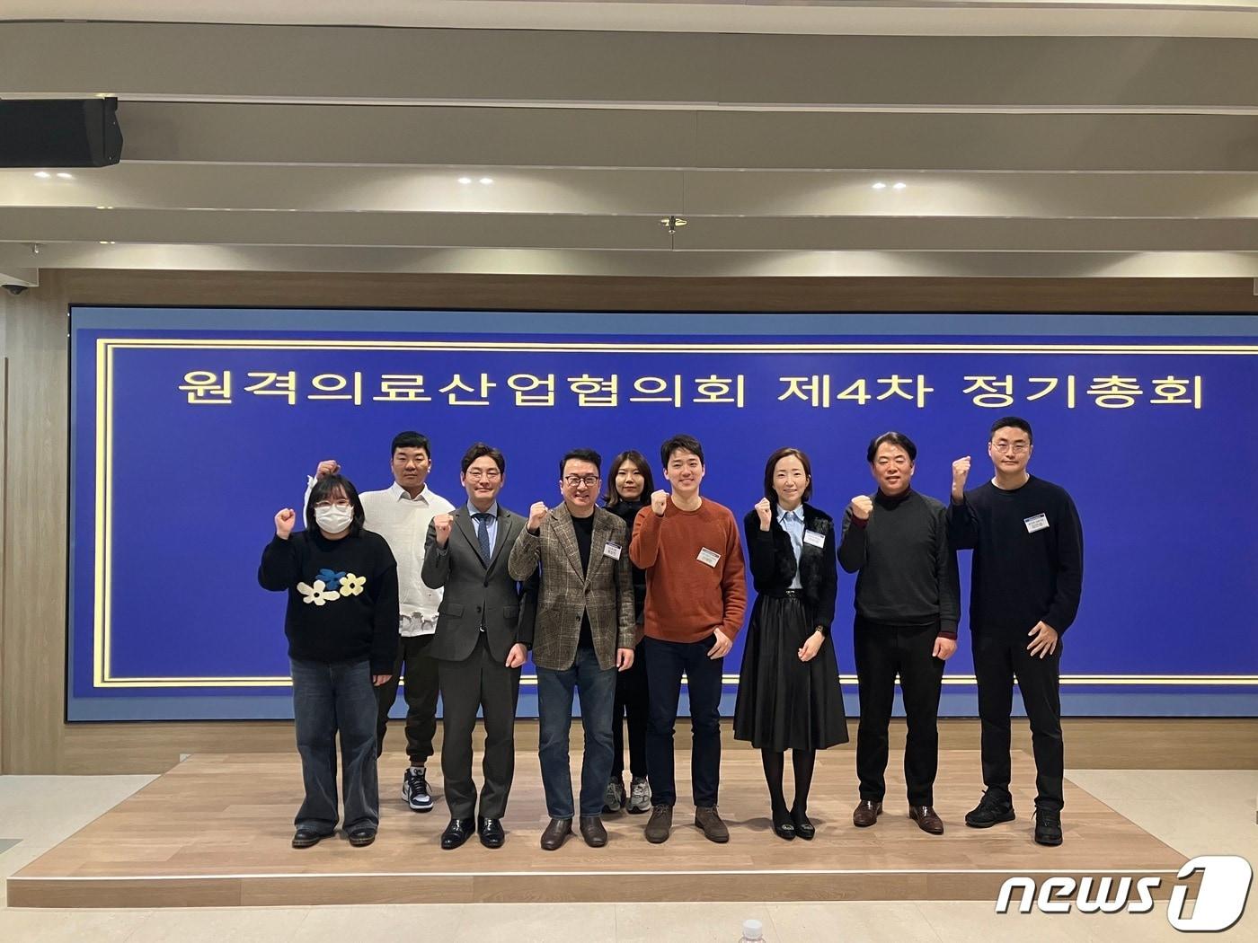 본문 이미지 - 원격의료산업협의회는 21일 서울 강남에서 제4차 정기총회를 열고 선재원(우측 네 번째) 메카리플레이스 공동대표를 새 회장으로 선출했다.2023.12.21./ⓒ 뉴스1 김기성 기자