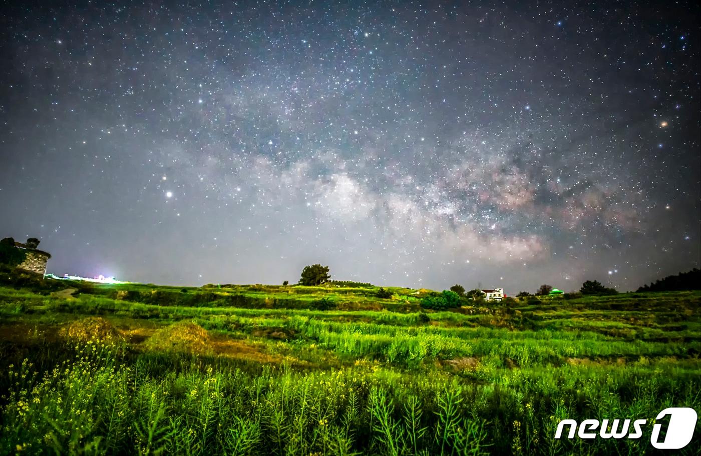 본문 이미지 - 완도군 사진공모 대상 청산도 밤하늘의 은하수 풍경을 담아낸 전석금(경기 안산시) 씨 '서편제 은하수' (완도군 제공) ⓒ 뉴스1 