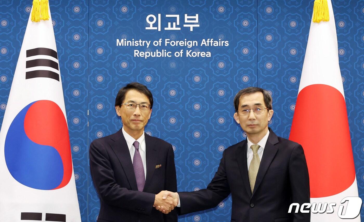 본문 이미지 - 강재권 외교부 경제외교조정관(오른쪽)과 오노 게이치 일본 외무성 외무심의관. .2023.12.21/뉴스1 ⓒ News1 김명섭 기자