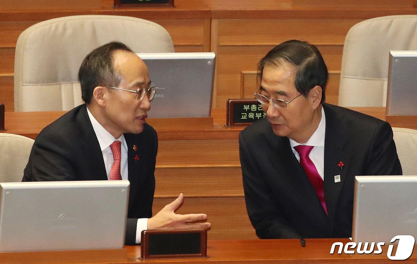 본문 이미지 - 한덕수 국무총리와 추경호 국민의힘 원내대표(전 경제부총리 겸 기획재정부 장관)이 지난해 12월21일 서울 여의도 국회에서 열린 제411회국회(임시회)제2차본회의에서 대화를 하는 모습 2023.12.21/뉴스1 ⓒ News1 임세영 기자