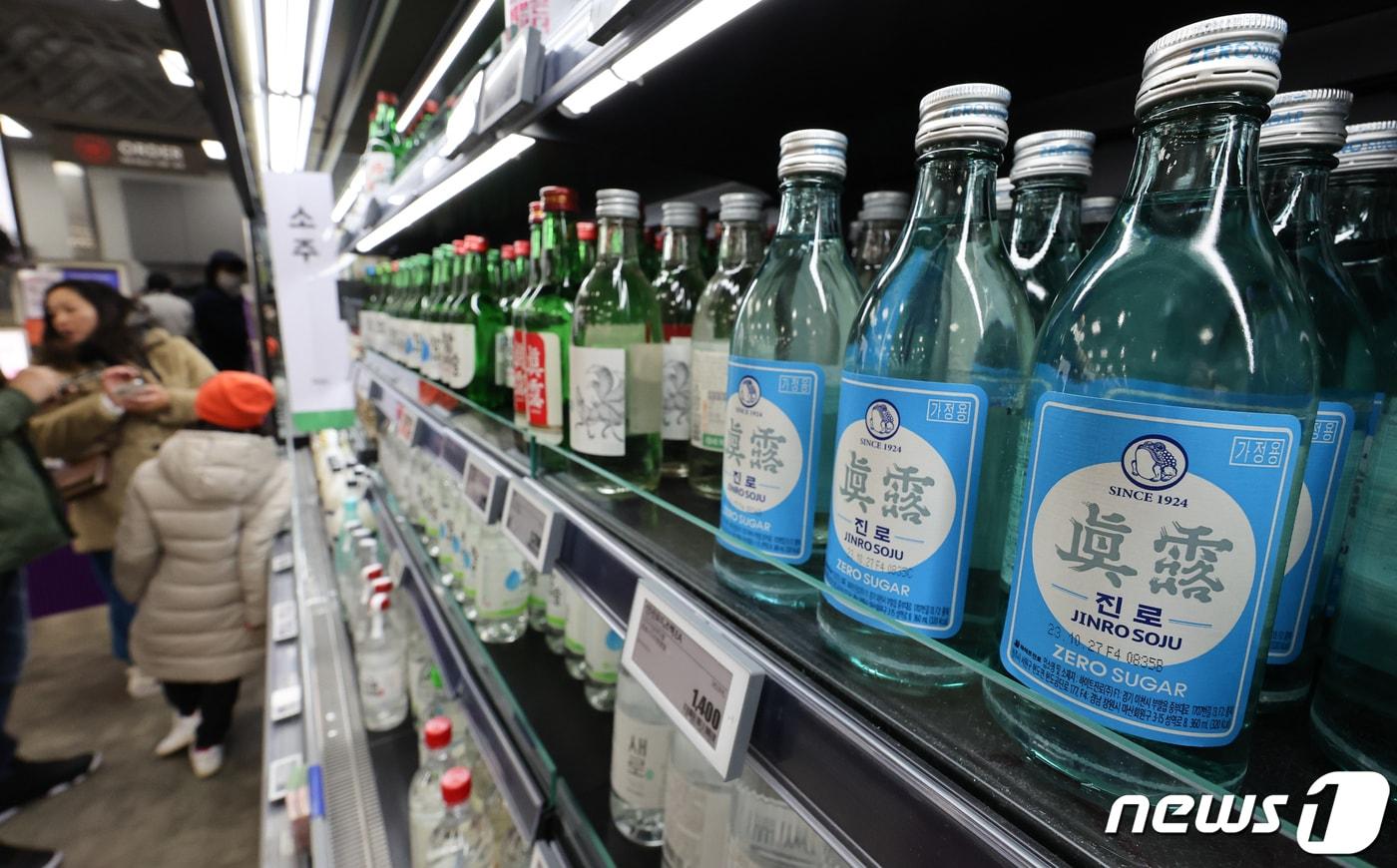 하이트진로는 소주 제품 '참이슬'과 '진로'의 출고가격을 22일 출고분부터 선제적으로 기존 출고가에서 10.6% 인하한다고 21일 밝혔다.. 사진은 서울의 한 대형마트에 진열된 '참이슬'과 '진로' 소주. 2023.12.21/뉴스1 ⓒ News1 허경 기자