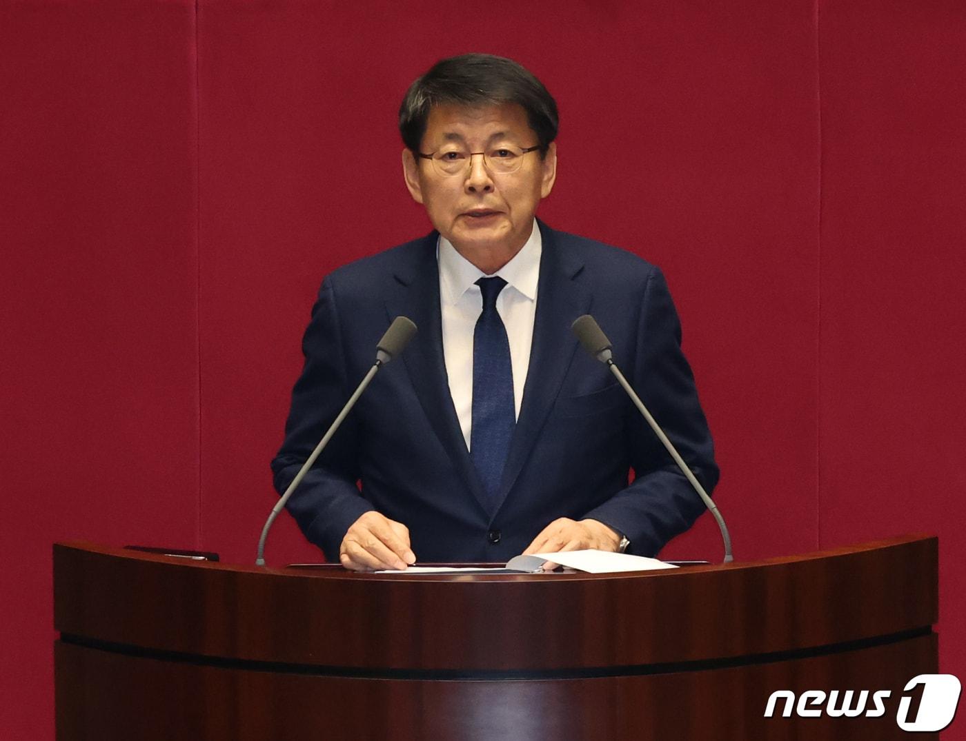 본문 이미지 - 서삼석 국회 예결위 위원장이 21일 서울 여의도 국회에서 열린 제411회국회(임시회)제2차본회의에서 2024년도 예산인에 대한 수정안에 대한 제안설명을 하고 있다. 2023.12.21/뉴스1 ⓒ News1 송원영 기자