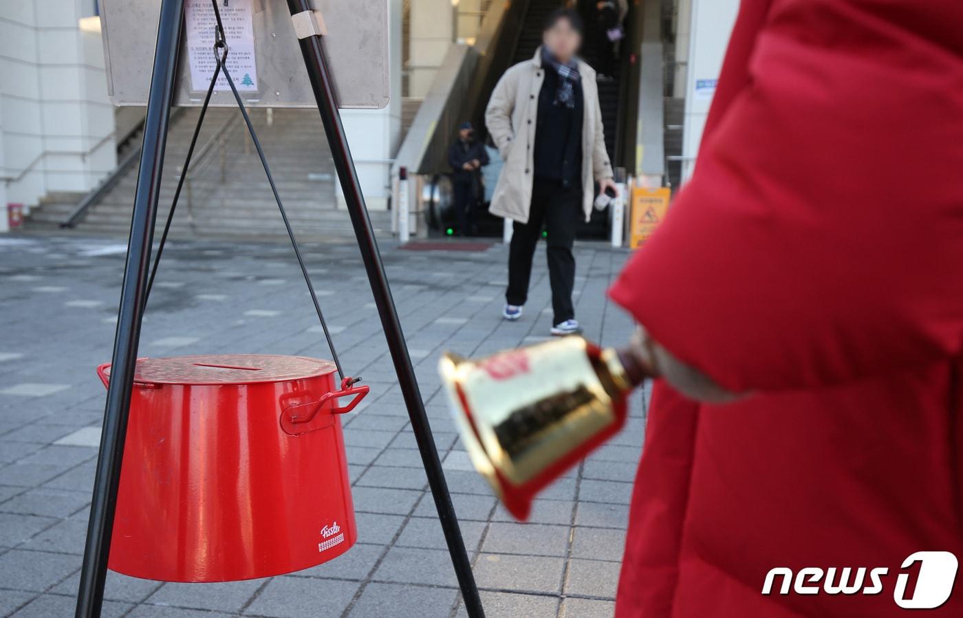 1일 대전·충남은 한파주의보가 발령된 가운데 아침 기온이 -10도 안팎으로 낮아 추울 것으로 예보됐다. 대전역 동광장에 마련된 구세군 자선냄비 사이로 시민들이 지나고 있다. /뉴스1 ⓒ News1 김기태 기자