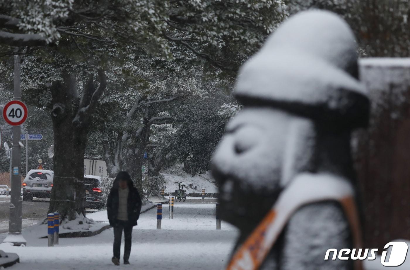 본문 이미지 - 눈 맞는 돌하르지방(자료사진)/뉴스1