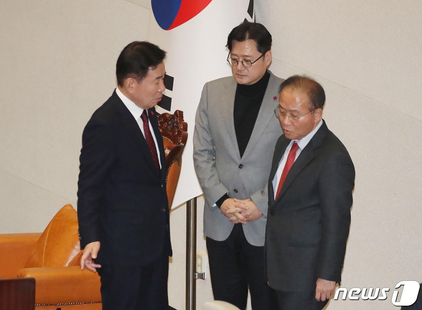 본문 이미지 - 김진표 국회의장과 홍익표 더불어민주당 원내대표, 윤재옥 국민의힘 당 대표 원한대행. 뉴스1 ⓒ News1 임세영 기자