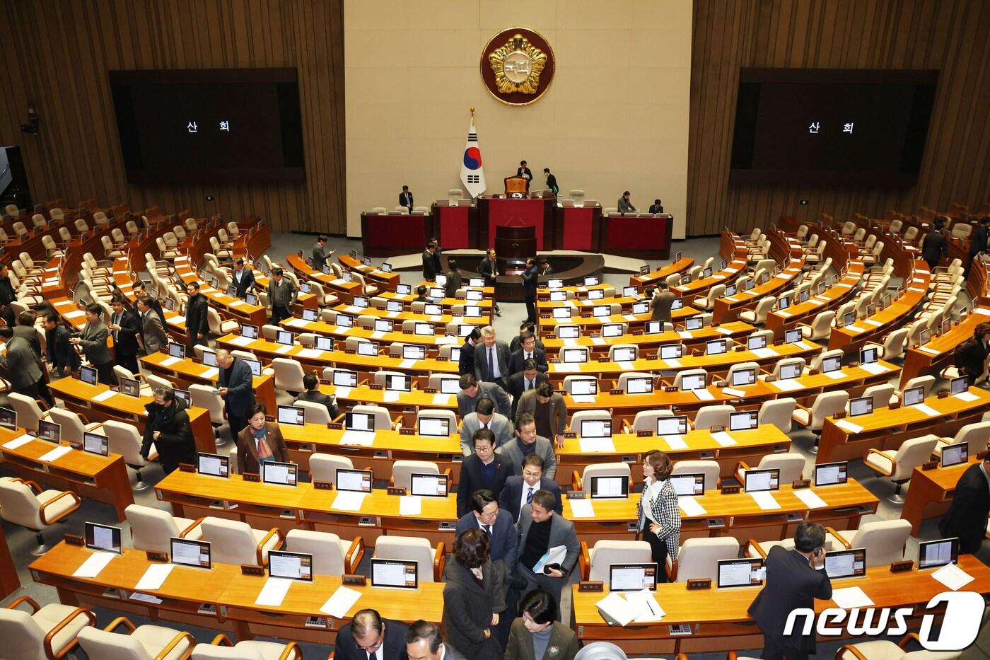 본문 이미지 - 21일 서울 여의도 국회에서 열린 제411회국회(임시회)제2차본회의에서 의원들이 2024년도 예산안 처리를 마치고 회의장을 나서고 있다. 2023.12.21/뉴스1 ⓒ News1 ,송원영 기자