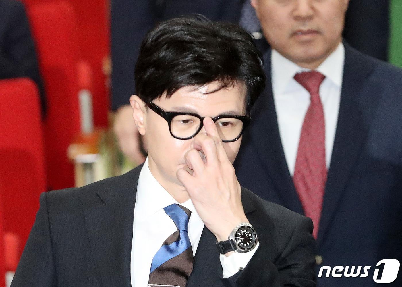 본문 이미지 - 한동훈 법무부 장관이 21일 오후 경기도 과천시 정부과천청사에서 열린 이임식에 참석하며 안경을 고쳐쓰고 있다. 2023.12.21/뉴스1 ⓒ News1 박세연 기자