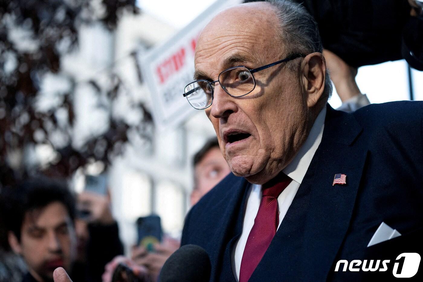 지난 2023년 12월 15일&#40;현지시간&#41; 미국 워싱턴 법원에서 루디 줄리아니 전 뉴욕시장이 명예훼손으로 1억4800만 달러&#40;약 2000억 원&#41;을 지급하라는 명령을 받고 돌아가고 있다. 2023.12.15/ ⓒ 로이터=뉴스1 ⓒ News1 권진영 기자