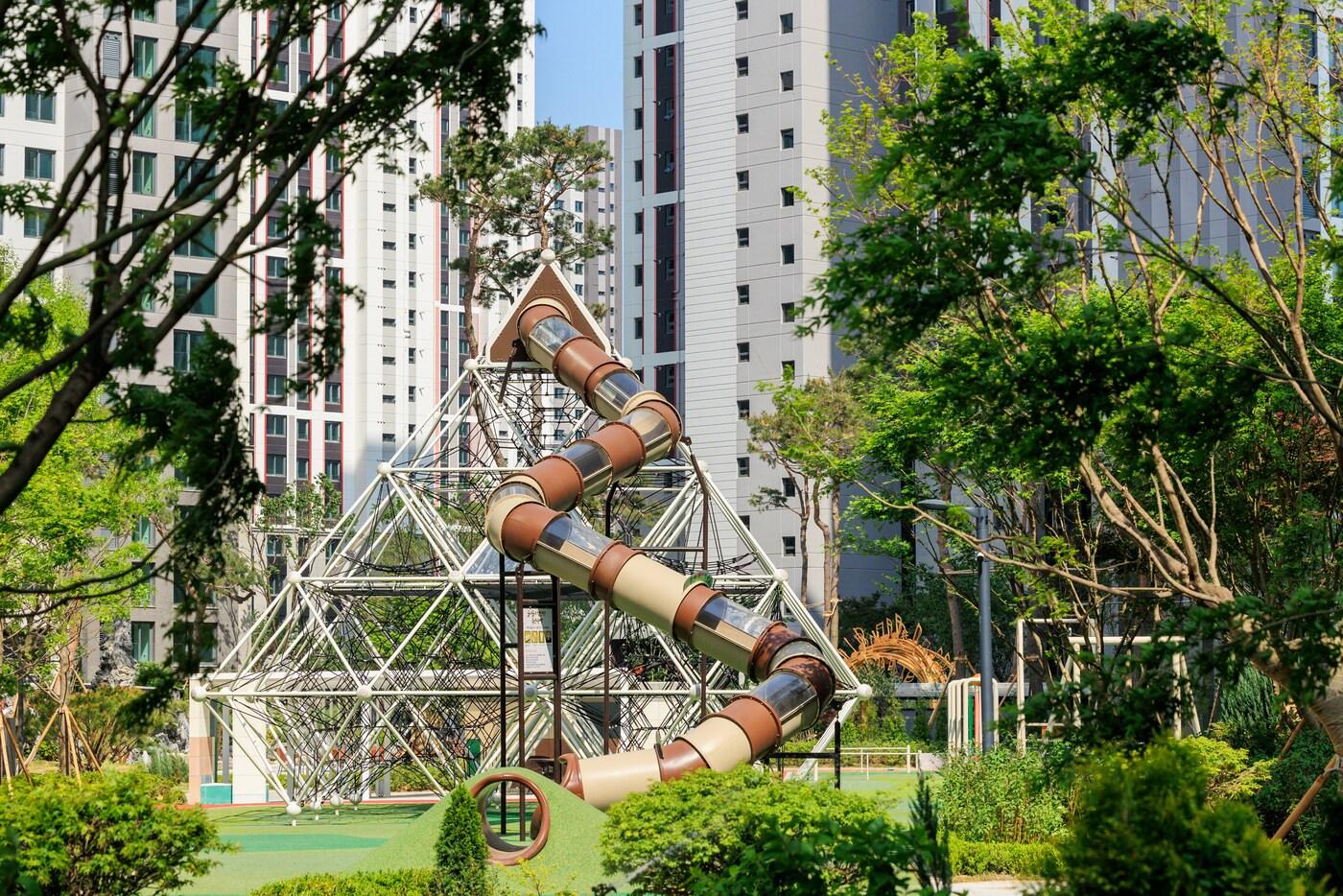 힐스테이트 푸르지오 주안의 '대형 그물 조합 놀이대'(현대건설).