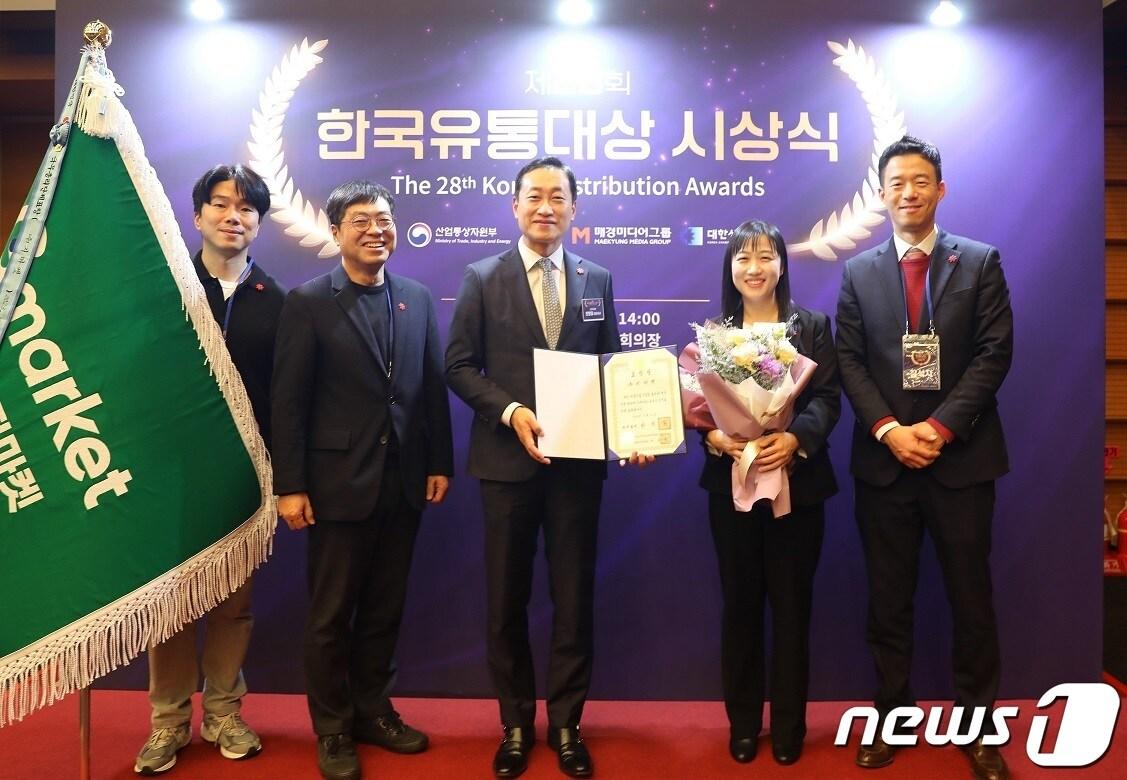 본문 이미지 - 전항일 지마켓 대표이사(가운데)가 21일 대한상공회의소에서 열린 '한국유통대상'에서 국무총리상을 수상한 후 기념촬영을 하고 있다.(G마켓 제공)