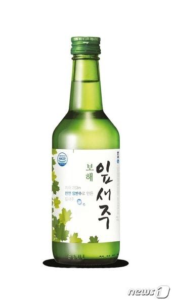 본문 이미지 - 보해 잎새주 가격이 22일 출고분부터 1246.7원에서 1114.1원으로 기존보다 10.6% 낮아진다. (보해양조 제공)/뉴스1    