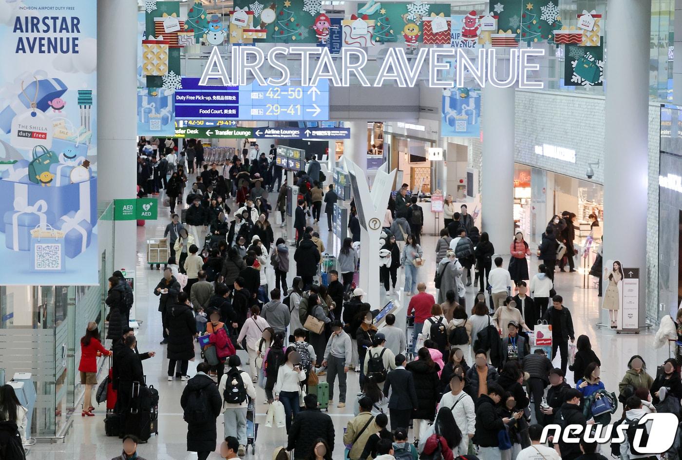 본문 이미지 - 크리스마스 연휴를 하루 앞둔 지난해 12월22일 오전 인천국제공항 면세 구역이 여행객으로 붐비고 있다. 2023.12.22/뉴스1 ⓒ News1 박정호 기자