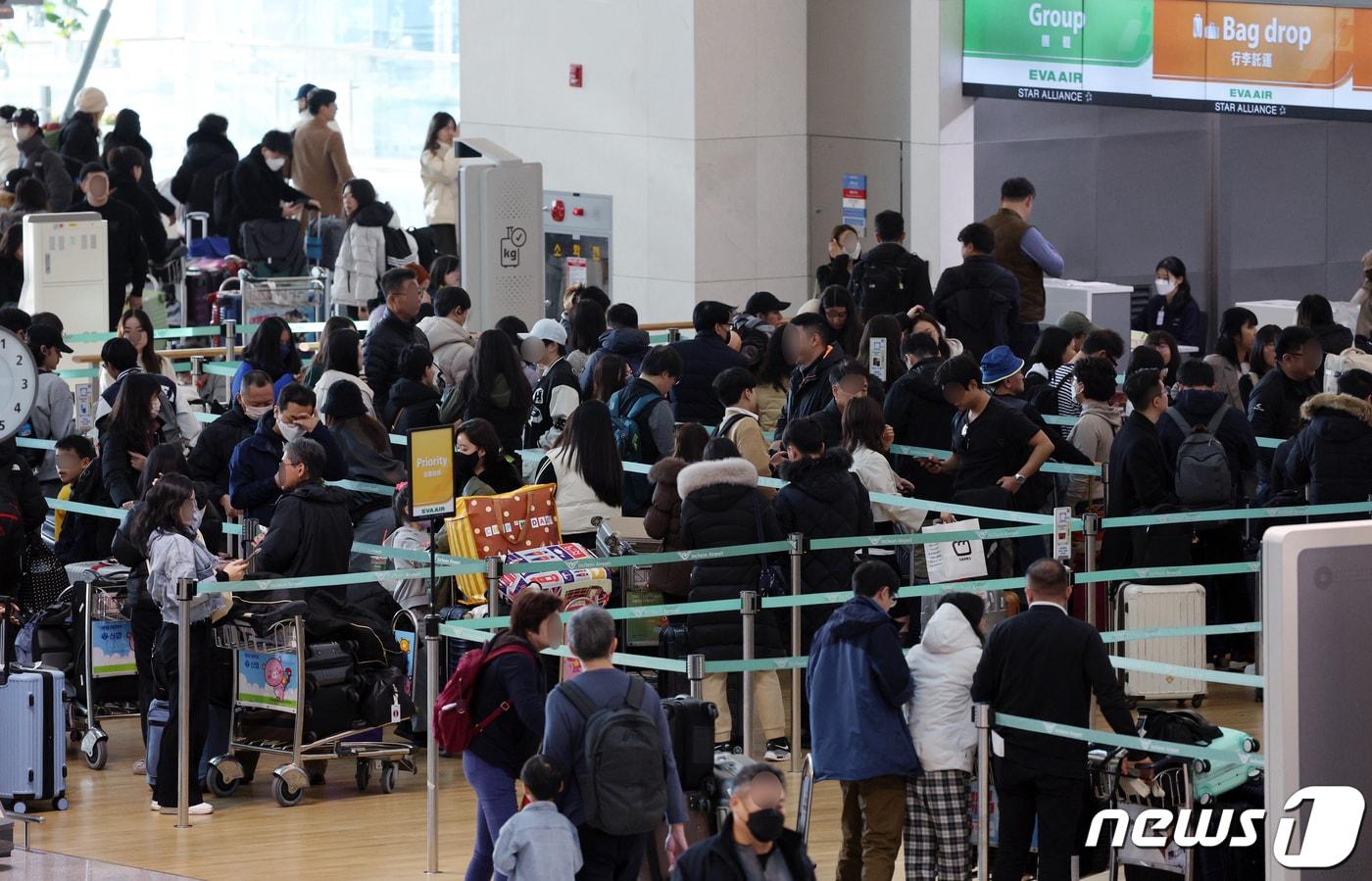 본문 이미지 - 크리스마스 연휴를 하루 앞둔 22일 오전 인천국제공항 출국장이 여행객으로 붐비고 있다. 2023.12.22/뉴스1 ⓒ News1 박정호 기자