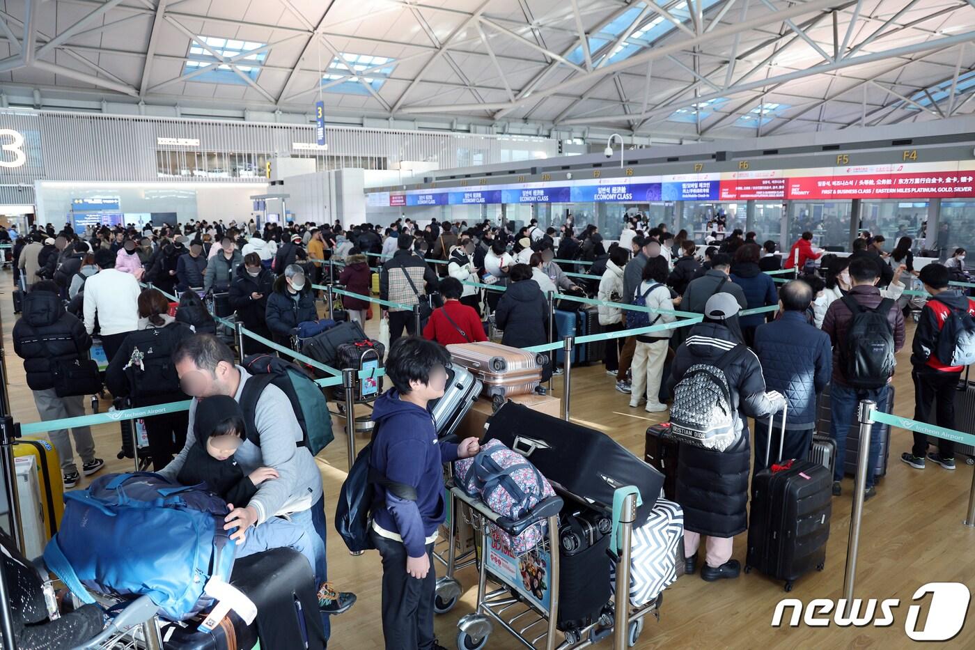 본문 이미지 - 크리스마스 연휴를 하루 앞둔 22일 오전 인천국제공항 출국장이 여행객으로 붐비고 있다(사진은 기사와 관련 없음). 2023.12.22/뉴스1 ⓒ News1 박정호 기자