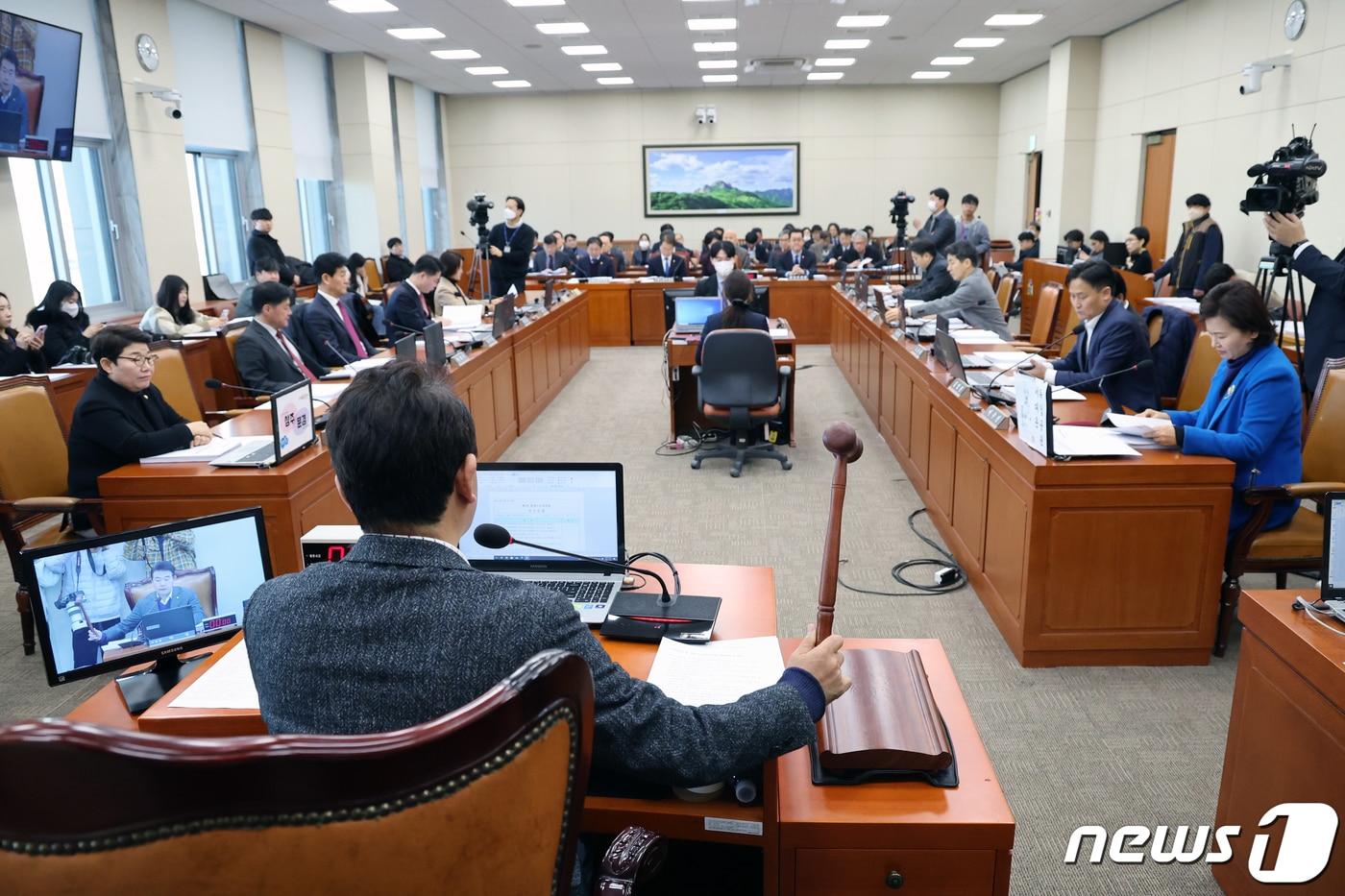 본문 이미지 - 박정 국회 환노위원장이 22일 오전 서울 여의도 국회에서 열린 환경노동위원회 전체회의에서 의사봉을 두드리고 있다. 2023.12.22/뉴스1 ⓒ News1 황기선 기자