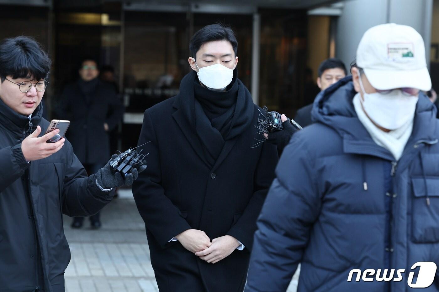 본문 이미지 - 마약류관리법 위반 혐의로 불구속 기소된 전두환의 손자 전우원 씨가 22일 오전 서울 서초구 서울중앙지법에서 열린 1심 선고공판을 마친 후 이동하고 있다. 이날 서울중앙지법 형사합의24부는 전씨에 대해 징역 2년6개월에 집행유예 4년형을 선고했다. (공동취재) 2023.12.22/뉴스1 ⓒ News1 민경석 기자