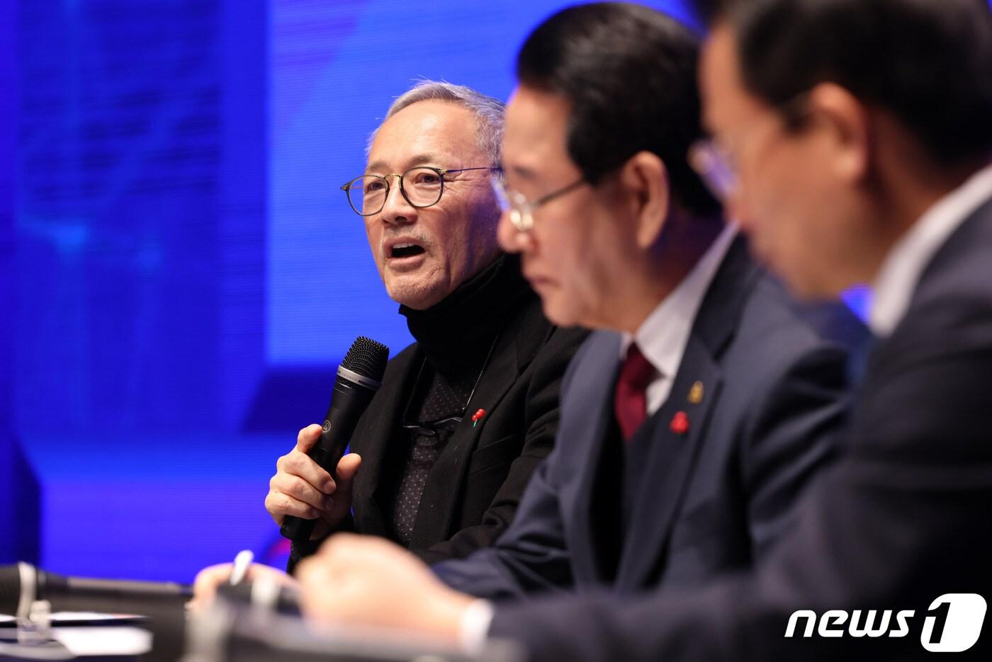 본문 이미지 - 유인촌 문화체육관광부 장관이 22일  경남 통영 국제 음악당에서 열린 '남부권 광역관광 개발계획 발표' 자리에서 인삿말을 하고 있다(문체부 제공)