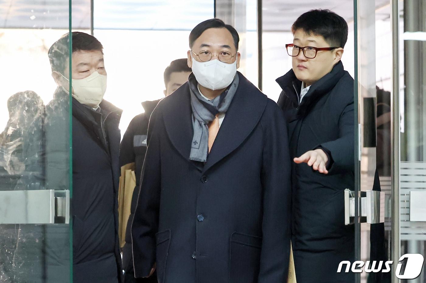 '백현동 수사무마 금품수수 의혹'을 받는 곽정기 변호사가 22일 오후 서울 서초구 서울중앙지법에서 열린 영장실질심사에 출석하고 있다. 2023.12.22/뉴스1 ⓒ News1 민경석 기자